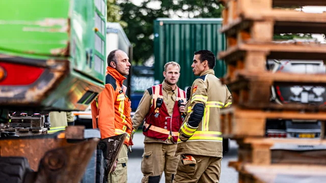 Sterke, onbekende lucht zorgt voor inzet brandweer in Assen foto 4