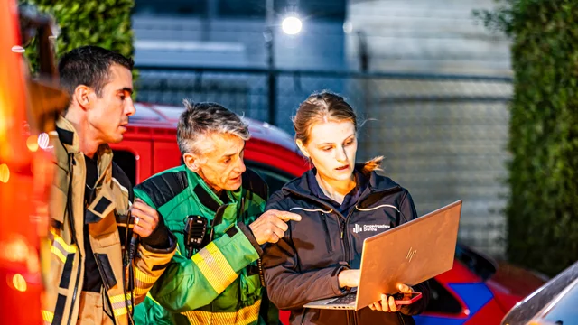 Sterke, onbekende lucht zorgt voor inzet brandweer in Assen foto 6