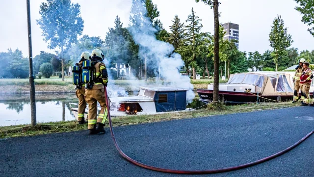 Brand in klein bootje aan Hoofdvaartsweg snel onder controle