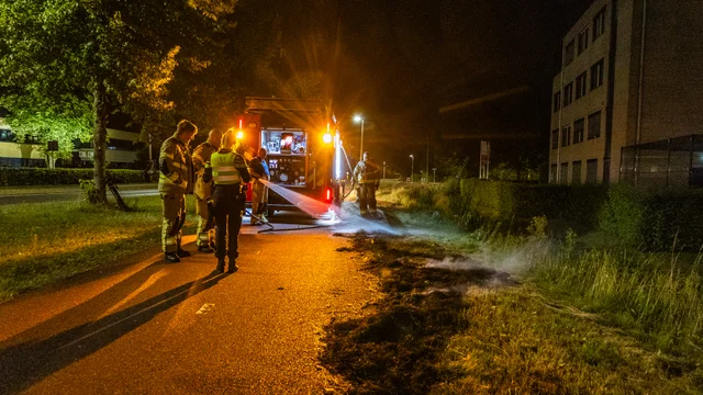 Gemaaid gras langs fietspad vat vlam in Assen foto 4
