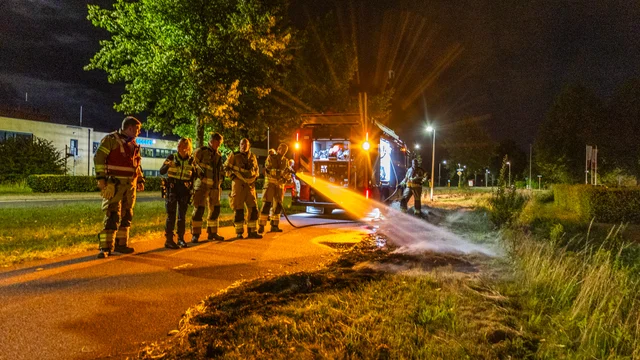 Gemaaid gras langs fietspad vat vlam in Assen