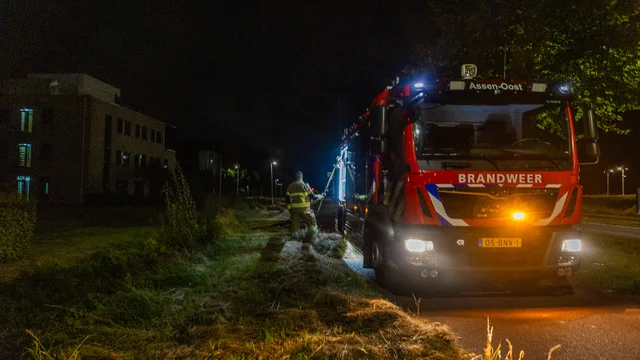 Gemaaid gras langs fietspad vat vlam in Assen foto 2