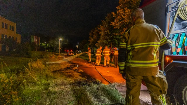 Gemaaid gras langs fietspad vat vlam in Assen foto 3