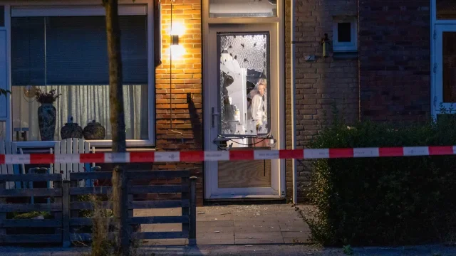 Woning opnieuw doelwit van forse explosie; woonwijk opgeschrikt door enorme knal In Assen foto 8