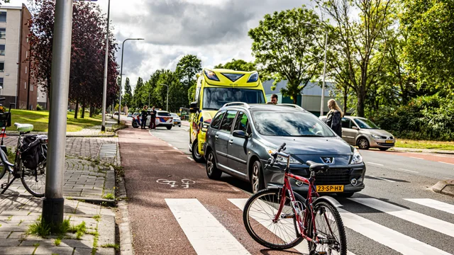 Aanrijding tussen auto en scootmobiel in Assen foto 2