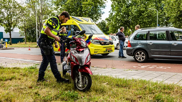 Aanrijding tussen auto en scootmobiel in Assen foto 4