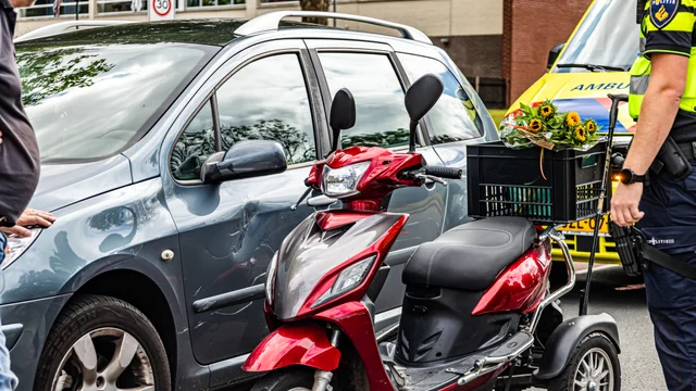 Aanrijding tussen auto en scootmobiel in Assen foto 5