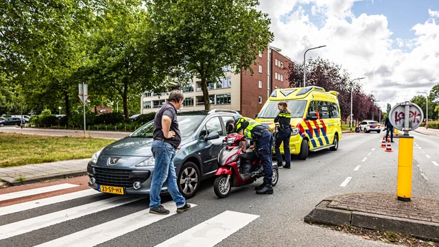 Aanrijding tussen auto en scootmobiel in Assen foto 6