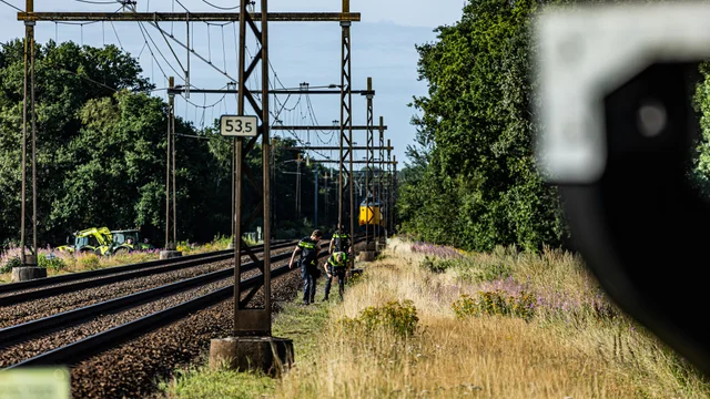 Treinverkeer tussen Groningen en Zwolle stil na aanrijding met trein bij Loon foto 3