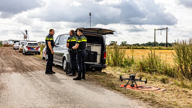 Treinverkeer tussen Groningen en Zwolle stil na aanrijding met trein bij Loon foto 6