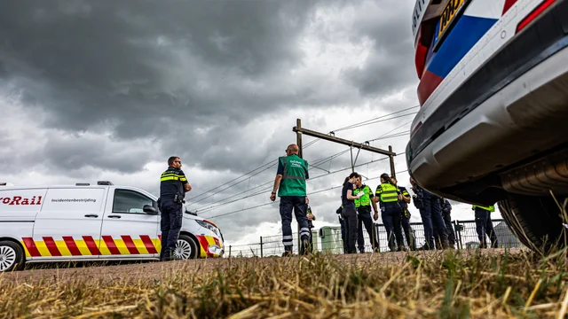 Treinverkeer tussen Groningen en Zwolle stil na aanrijding met trein bij Loon foto 8