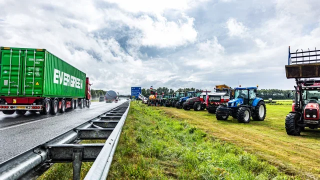 Boeren demonstreren langs A28 tijdens vertrek bezoekers Profile Truckstar Festival