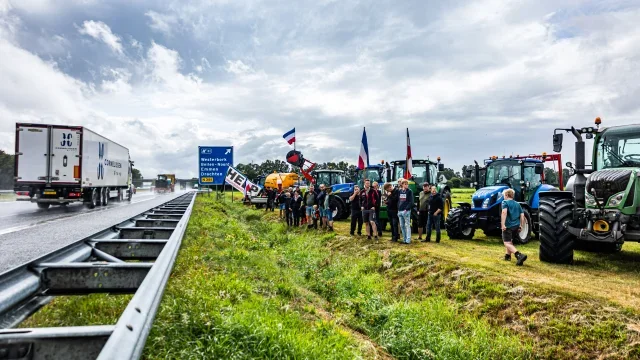 Boeren demonstreren langs A28 tijdens vertrek bezoekers Profile Truckstar Festival foto 2