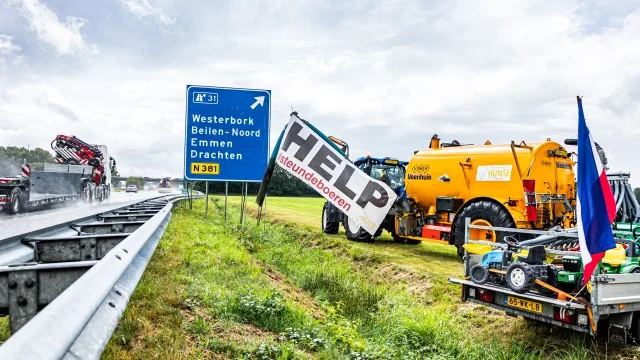 Boeren demonstreren langs A28 tijdens vertrek bezoekers Profile Truckstar Festival foto 3