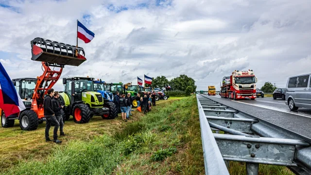 Boeren demonstreren langs A28 tijdens vertrek bezoekers Profile Truckstar Festival foto 4