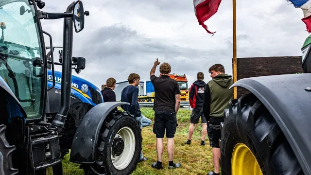 Boeren demonstreren langs A28 tijdens vertrek bezoekers Profile Truckstar Festival foto 5