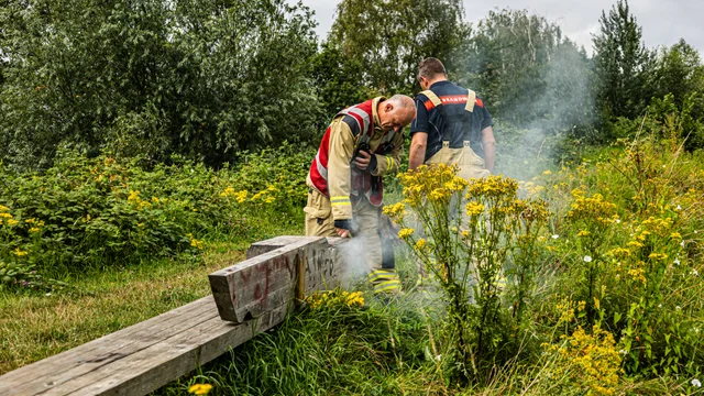Bankje smeult van binnen op heuvel in Graafschap Assen foto 2