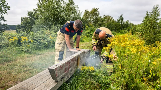 Bankje smeult van binnen op heuvel in Graafschap Assen foto 4