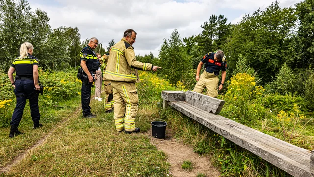Bankje smeult van binnen op heuvel in Graafschap Assen foto 6