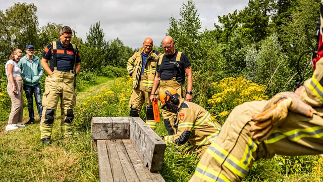 Bankje smeult van binnen op heuvel in Graafschap Assen foto 3