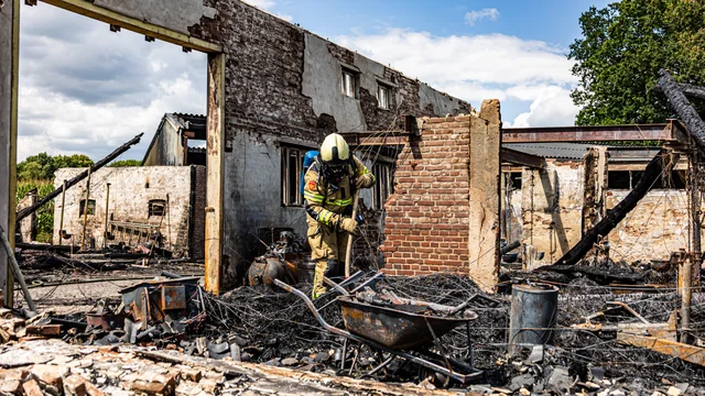 Brandweer blust opnieuw hotspots na grote woningbrand in Tynaarlo foto 3