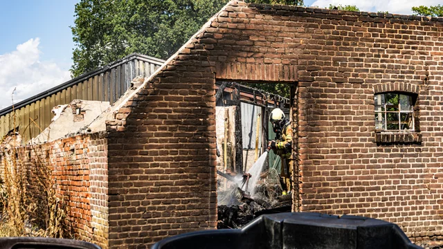 Brandweer blust opnieuw hotspots na grote woningbrand in Tynaarlo foto 5