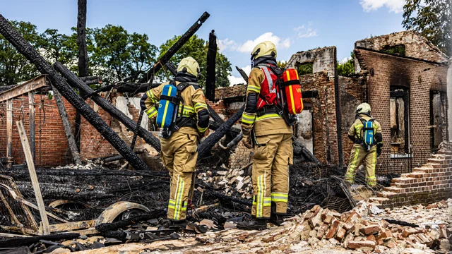 Brandweer blust opnieuw hotspots na grote woningbrand in Tynaarlo foto 2