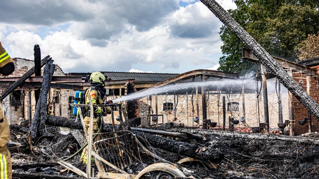 Brandweer blust opnieuw hotspots na grote woningbrand in Tynaarlo
