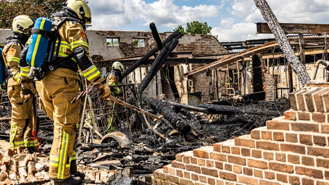 Brandweer blust opnieuw hotspots na grote woningbrand in Tynaarlo foto 6