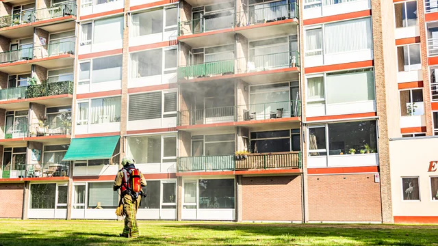 Slachtoffer naar ziekenhuis na woningbrand in Europaflat Assen