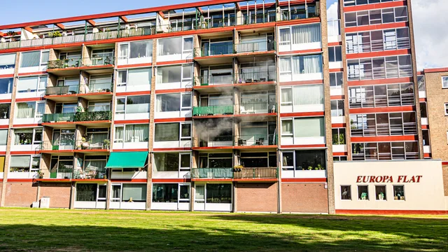 Slachtoffer naar ziekenhuis na woningbrand in Europaflat Assen foto 2