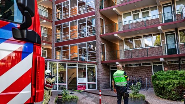 Slachtoffer naar ziekenhuis na woningbrand in Europaflat Assen foto 4