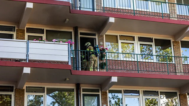 Slachtoffer naar ziekenhuis na woningbrand in Europaflat Assen foto 5