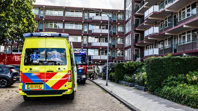 Slachtoffer naar ziekenhuis na woningbrand in Europaflat Assen foto 6