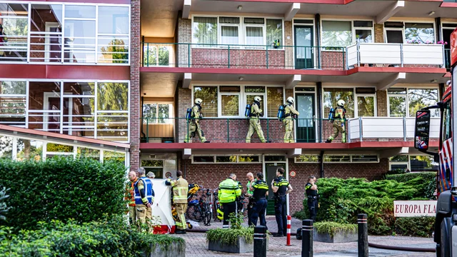 Slachtoffer naar ziekenhuis na woningbrand in Europaflat Assen foto 9