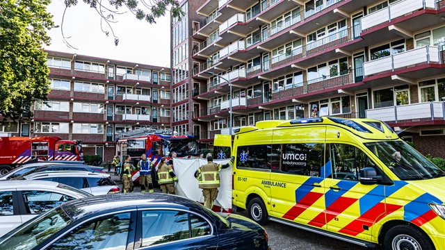 Slachtoffer naar ziekenhuis na woningbrand in Europaflat Assen foto 10