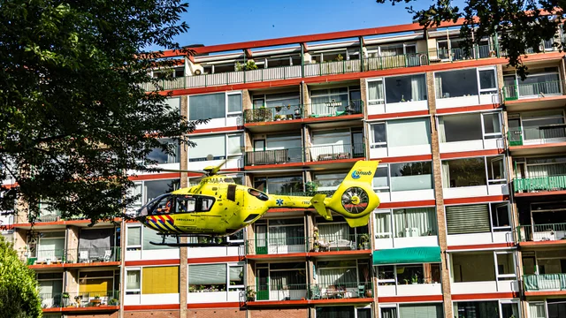 Slachtoffer naar ziekenhuis na woningbrand in Europaflat Assen foto 11