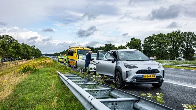 Kop-staartbotsing op A28 bij Hooghalen, inzittenden gecontroleerd door ambulance foto 4