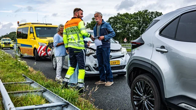 Kop-staartbotsing op A28 bij Hooghalen, inzittenden gecontroleerd door ambulance foto 5