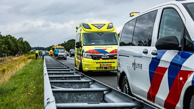 Kop-staartbotsing op A28 bij Hooghalen, inzittenden gecontroleerd door ambulance foto 2